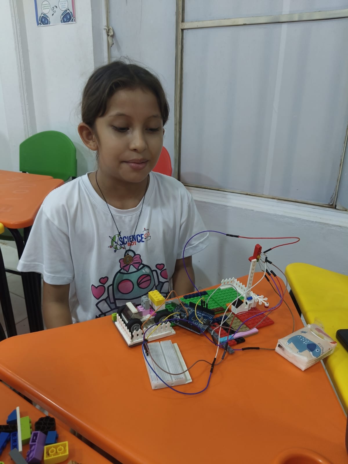Estudiantes ensamblando robot
