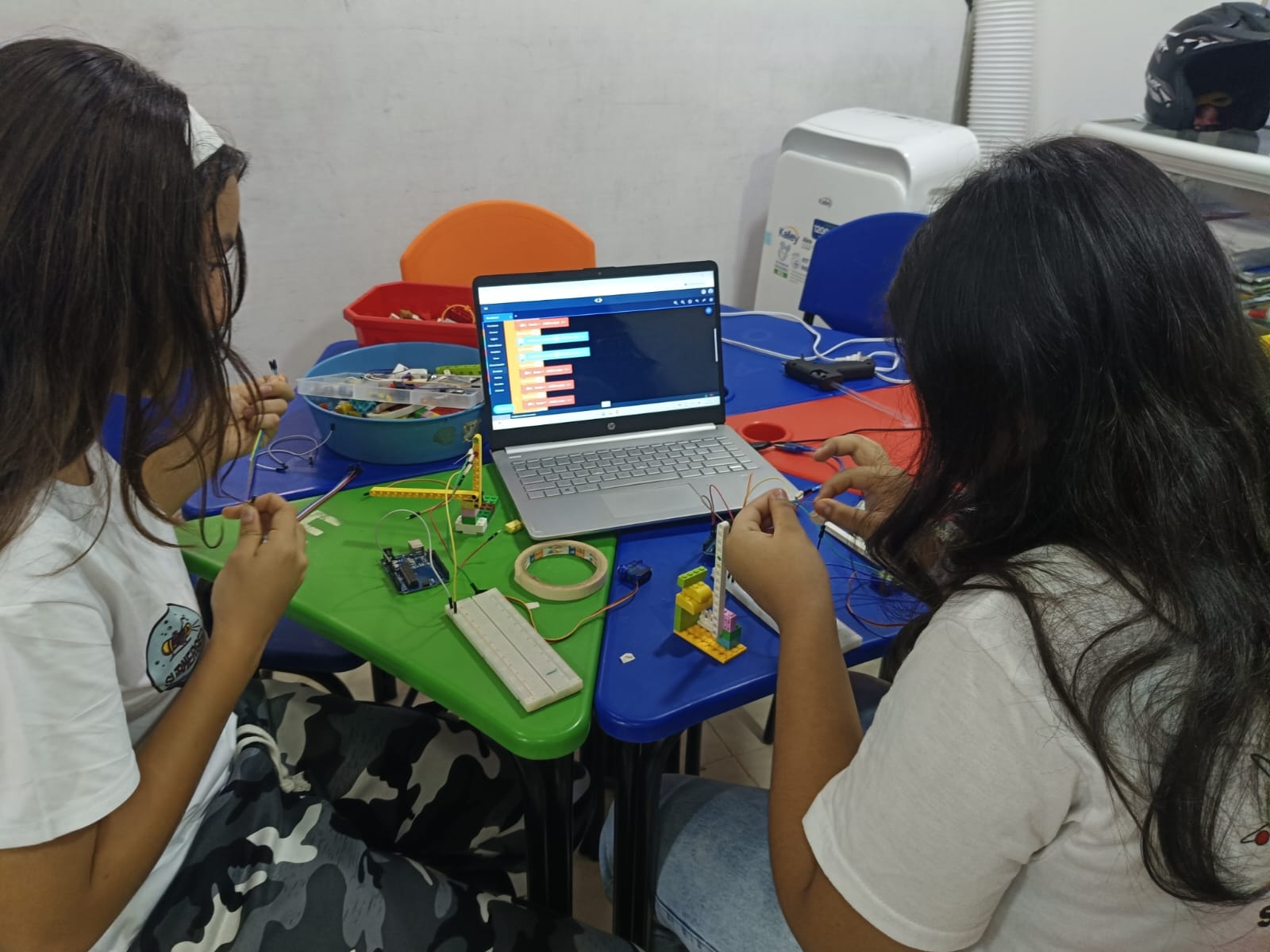 Estudiantes explorando kits