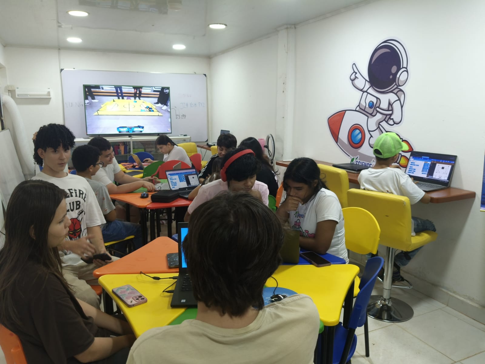 Estudiantes colaborando en equipo