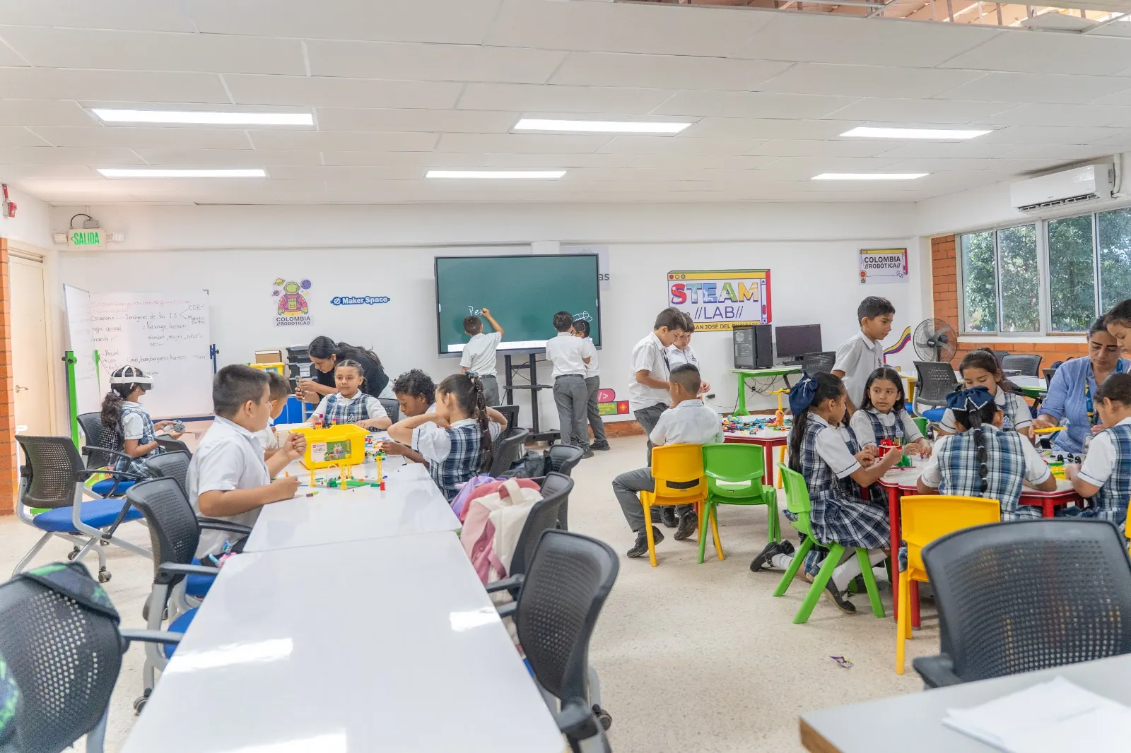 Aula de robótica de ScienceBot llena de estudiantes