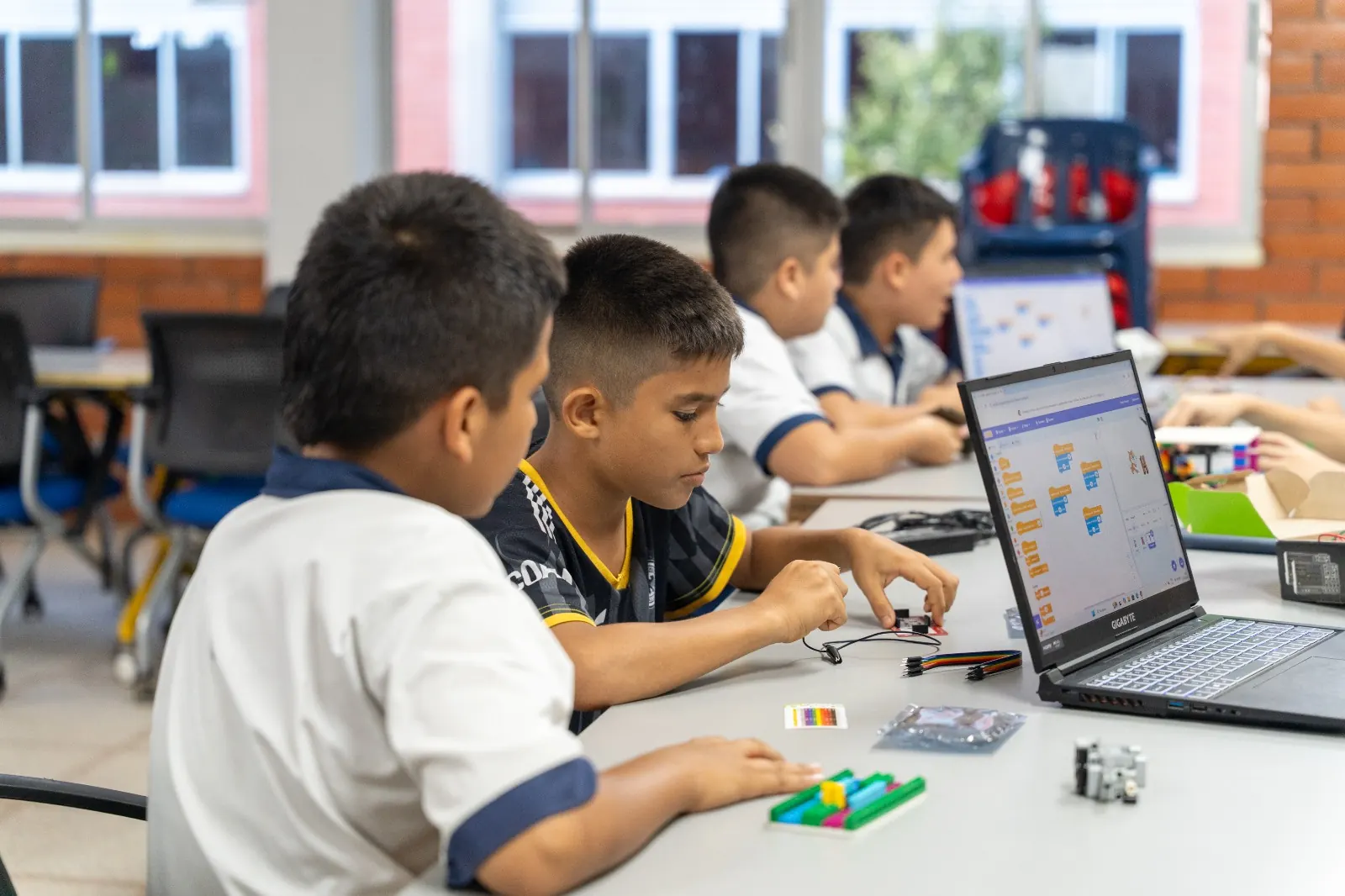 Estudiantes programan en portátiles