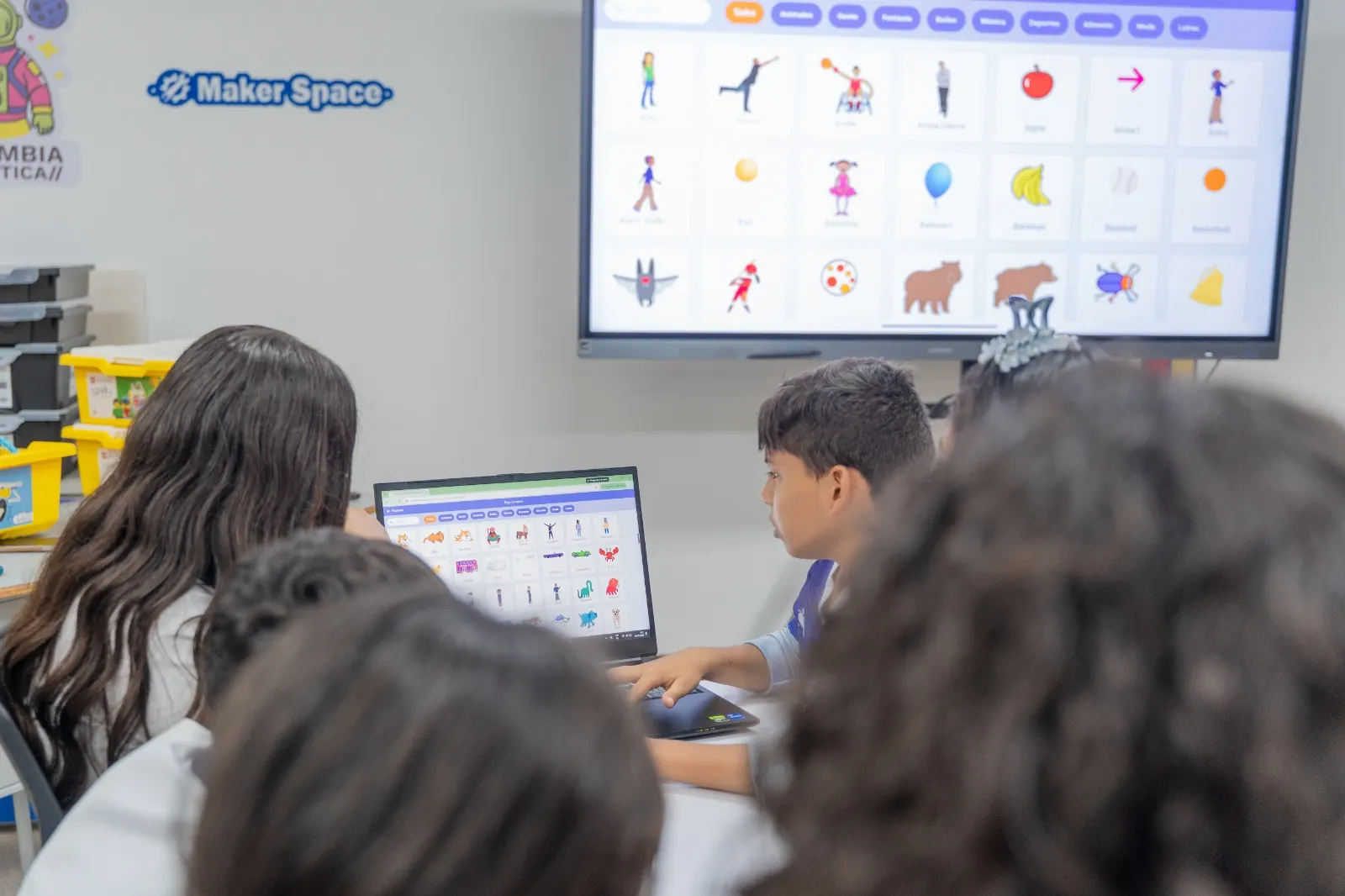 Estudiantes programan con bloques en pantalla
