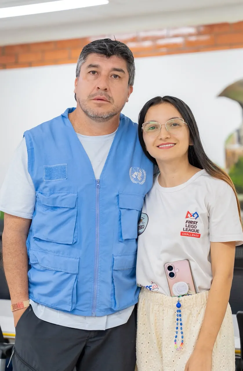 Tatiana Muñoz junto a un integrante de la Misión de la ONU en Colombia