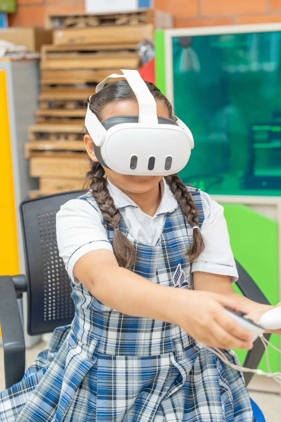 Niña explora realidad virtual con un visor